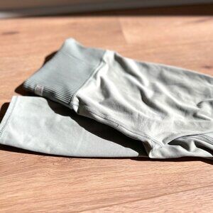 Vuori Ribbed Studio Legging in Sage Size M